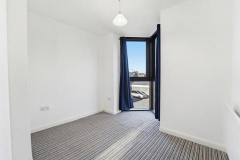 2 bedroom flat to rent, Hanworth Road, Hounslow TW3