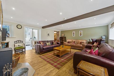 undefined, Kendal LA8