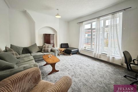 Flat to rent, Wellington Road North, Heaton Chapel, Stockport, SK4