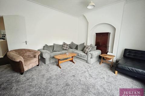 Flat to rent, Wellington Road North, Heaton Chapel, Stockport, SK4