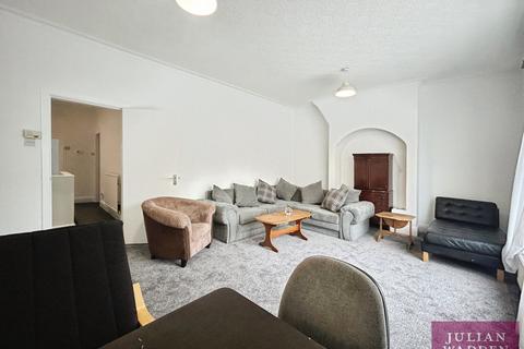 Flat to rent, Wellington Road North, Heaton Chapel, Stockport, SK4