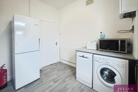 Flat to rent, Wellington Road North, Heaton Chapel, Stockport, SK4