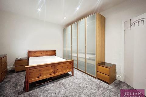 Flat to rent, Wellington Road North, Heaton Chapel, Stockport, SK4