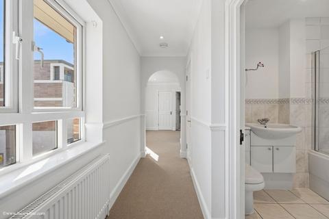 2 bedroom apartment to rent, May Bate Avenue,