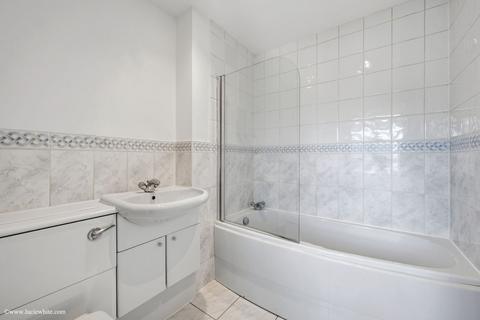 2 bedroom apartment to rent, May Bate Avenue,