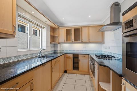 2 bedroom apartment to rent, May Bate Avenue,