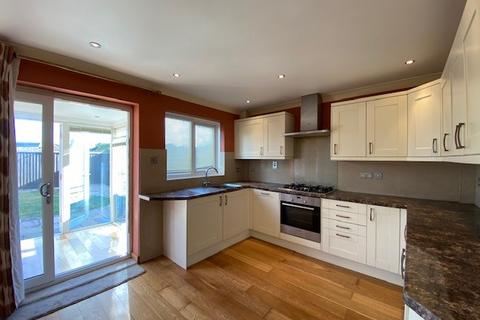 3 bedroom end of terrace house to rent, Claydon Path, Aylesbury
