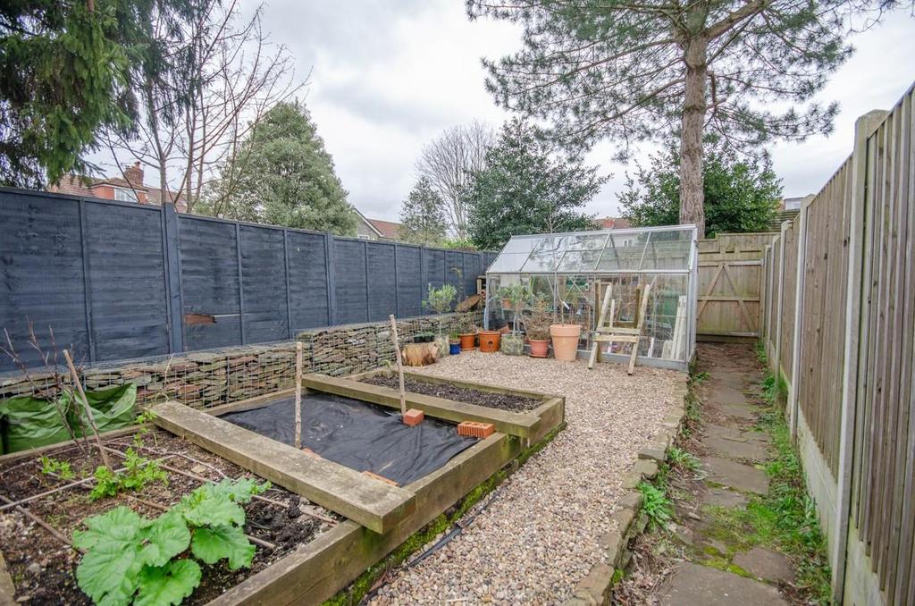 Rear garden pic 2.jpg