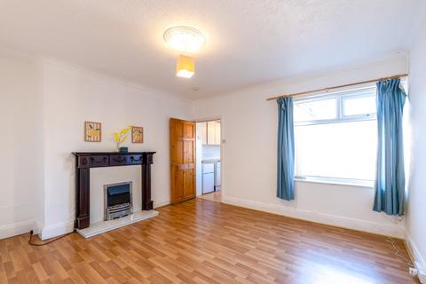3 bedroom flat to rent, Coronation Street, Wallsend,
