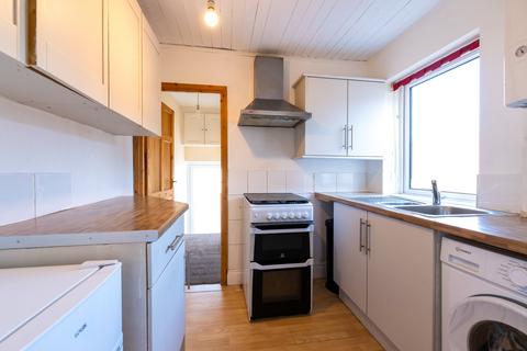 3 bedroom flat to rent, Coronation Street, Wallsend,