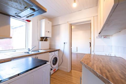 3 bedroom flat to rent, Coronation Street, Wallsend,