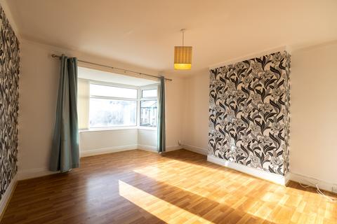 3 bedroom flat to rent, Coronation Street, Wallsend,