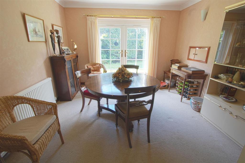 DINING ROOM .jpg