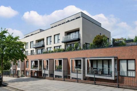 3 bedroom flat to rent, Fairmont Mews London NW2