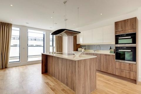 3 bedroom flat to rent, Fairmont Mews London NW2