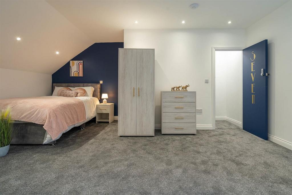 Bright, modern double bedroom with comfy bed...