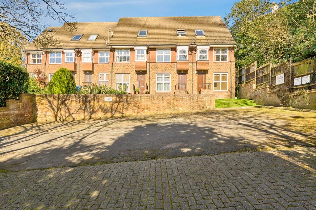 Detached house exterior, driveway