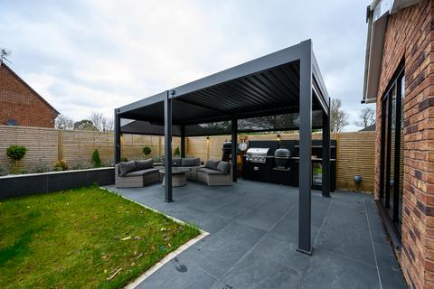 4 bedroom detached house for sale, Sandington Drive, Cuddington
