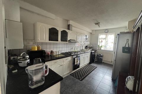3 bedroom terraced house for sale, Tennyson Close, Feltham
