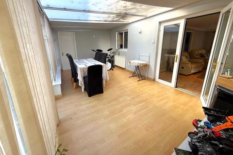 undefined, Walton-on-Thames, Surrey, KT12