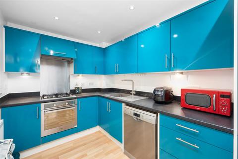 3 bedroom flat to rent, Malvern Road, London, NW6