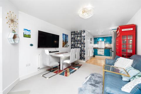 3 bedroom flat to rent, Malvern Road, London, NW6