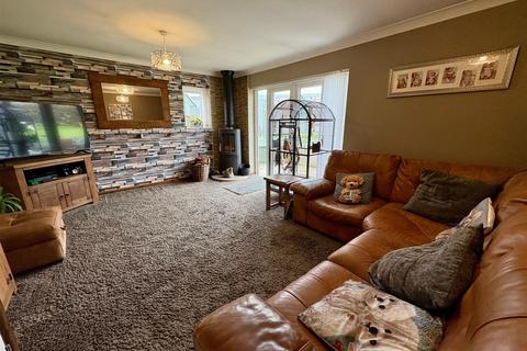 2 bedroom detached house for sale, Elliot Court, Queensbury