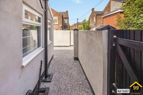 3 bedroom end of terrace house to rent, Kennedy Road, Salford, Greater Manchester, M5