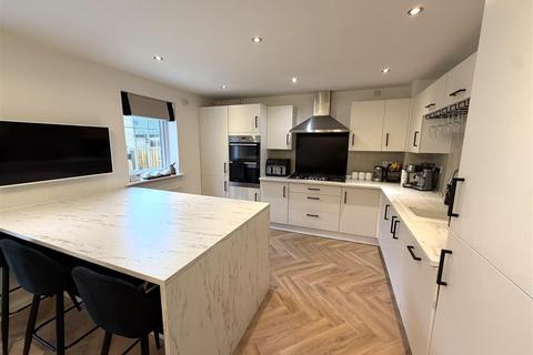 4 bedroom detached house for sale, Fountain Head Road, Halifax