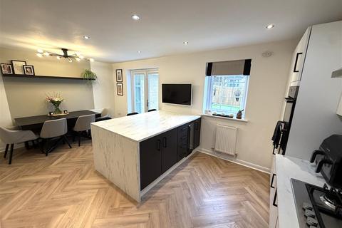 4 bedroom detached house for sale, Fountain Head Road, Halifax