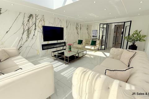 4 bedroom end of terrace house for sale, Cony Close, West Cheshunt