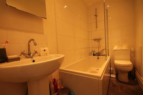 2 bedroom flat to rent, Mowbray Street, Heaton