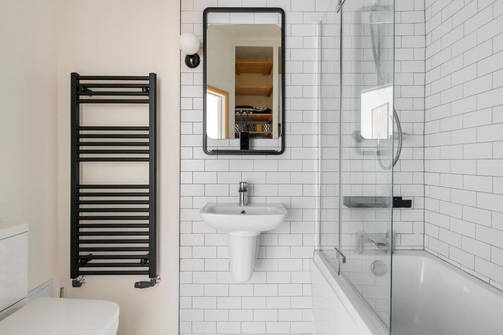 F1 F9 FBECN - Bathroom B.jpg