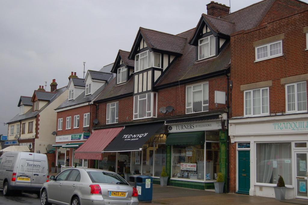 High Road East, Felixstowe, Suffolk 3 bed apartment £650 pcm (£150 pw)