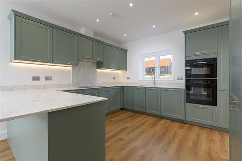 4 bedroom detached house for sale, Kings Oak Drive, Woodnesborough, Sandwich