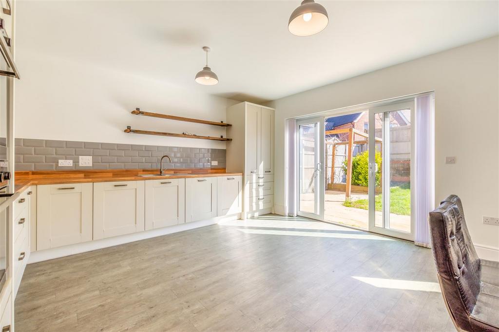 8683106-interior01.jpg