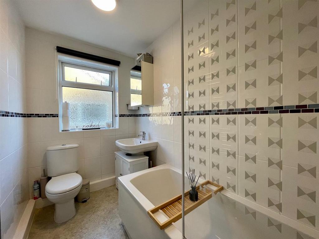 Bathroom 2.jpg