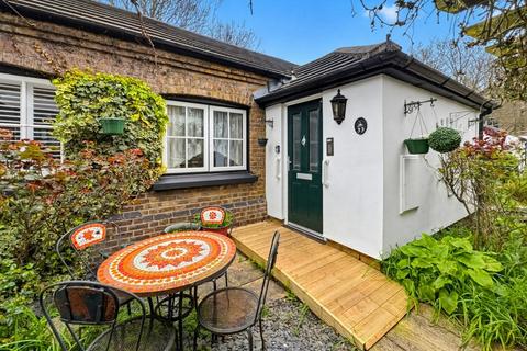 1 bedroom bungalow for sale, Cambridge Road, Southend-on-sea, SS1 1