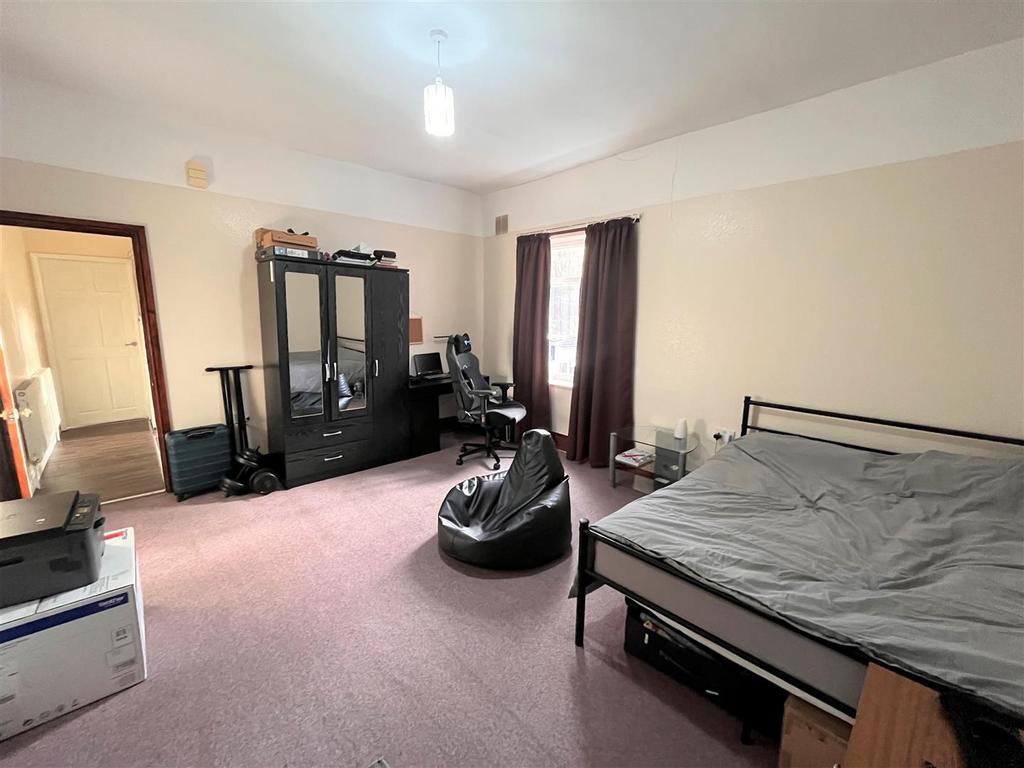 Bedroom 1.jpg
