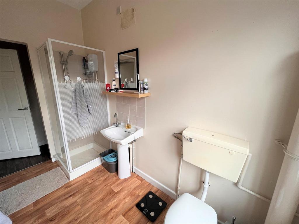 Bathroom 2.jpg