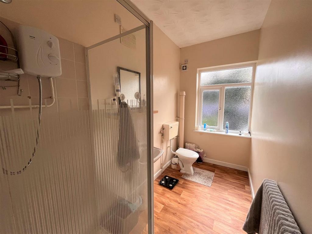 Bathroom 1.jpg