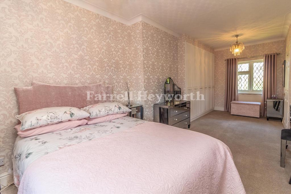 Bedroom 1 image 4