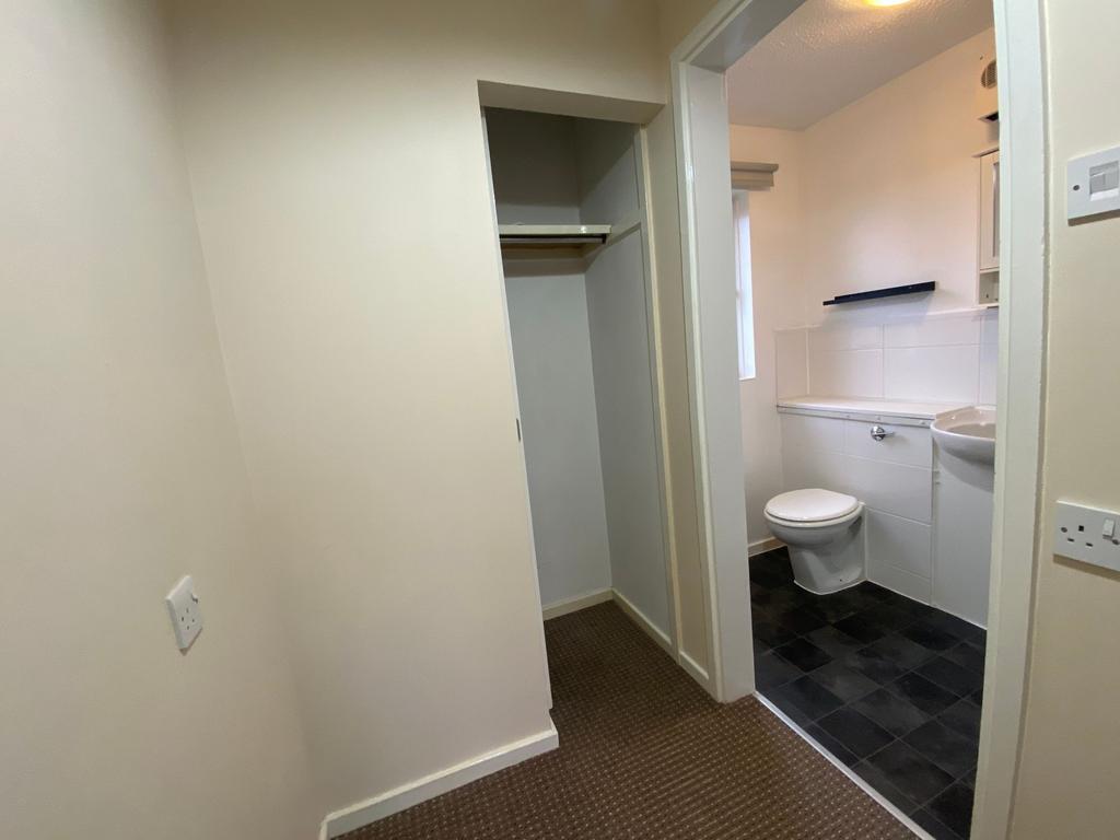 Hallway/built in wardrobe