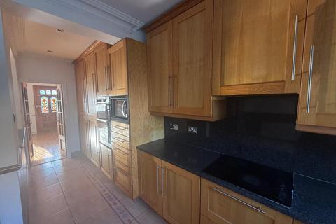 3 bedroom semi-detached house to rent, Carterhatch Road, Enfield