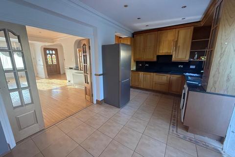 3 bedroom semi-detached house to rent, Carterhatch Road, Enfield