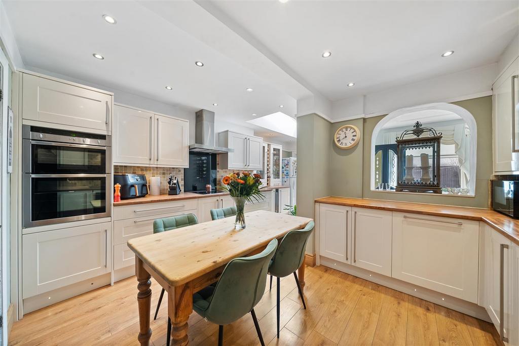 Kitchen2.jpg