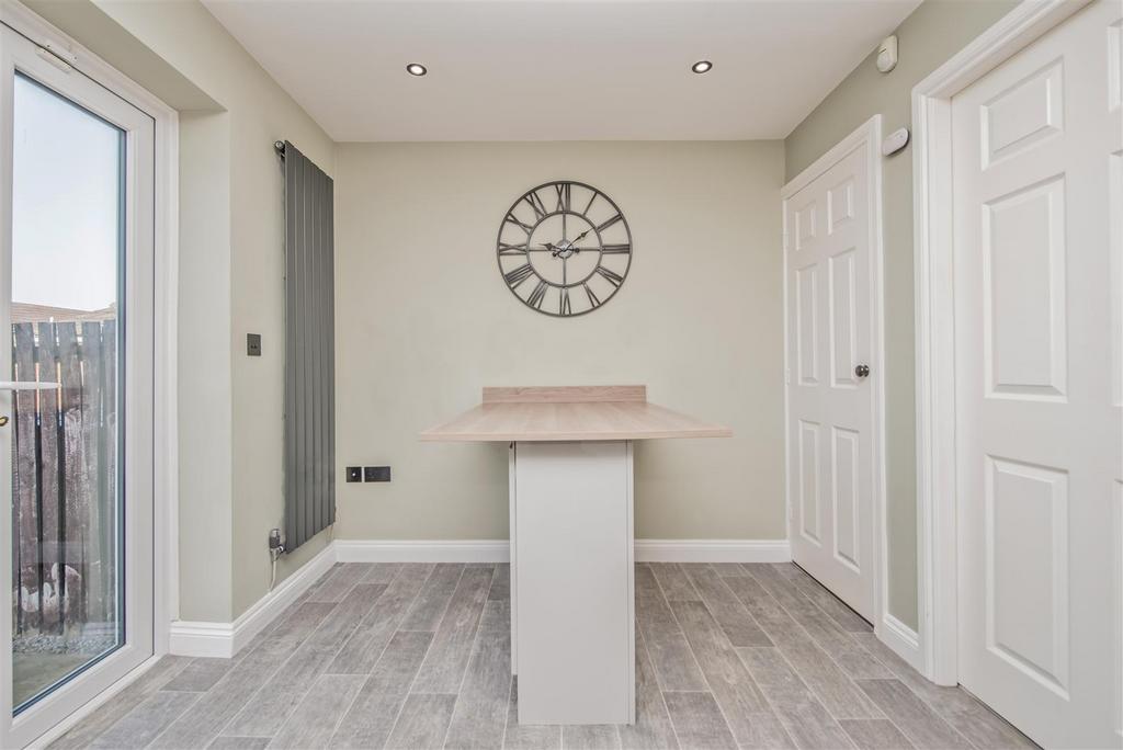 Fitted Breakfast / Dining Room: