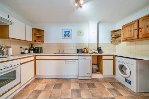 2 bedroom flat for sale, High Street, Markyate, AL3