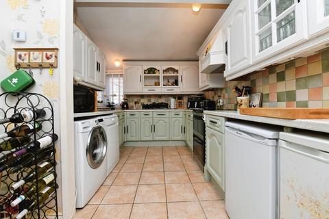 3 bedroom end of terrace house for sale, Blackmores, BASILDON, Essex, SS15