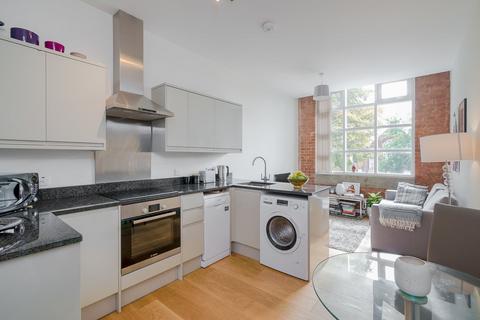 1 bedroom flat to rent, Globe House, Chertsey Road